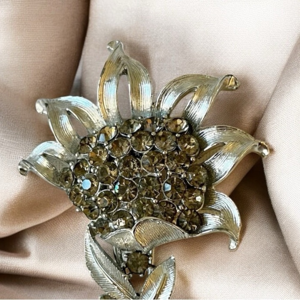Gorgeous Coro Rhinestone and Silver Tone SunFlower Brooch